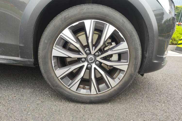 Used Volvo V90 2021 Cross Country B5 AWD Smart Range Edition Right Front Wheel Hub