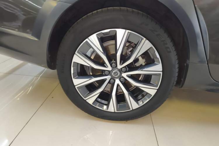 Used Volvo V90 2021 Cross Country B5 AWD Smart Range Edition Right Rear Wheel Hub