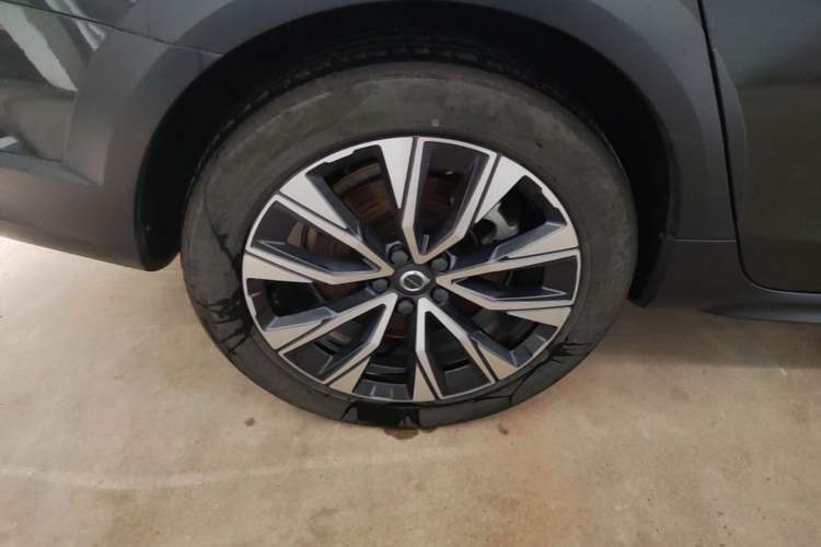 Used Volvo V90 2021 Cross Country B5 AWD Smart Range Edition Right Rear Wheel Hub