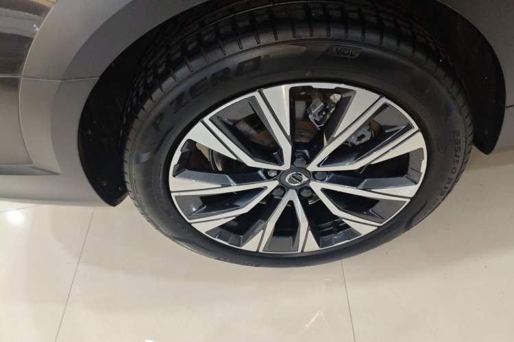 Used Volvo V90 2021 Cross Country B5 AWD Smart Range Edition Right Rear Wheel Hub