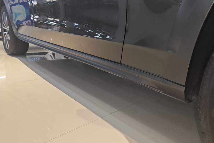 Used Volvo V90 2021 Cross Country B5 AWD Smart Range Edition Right Side Sill