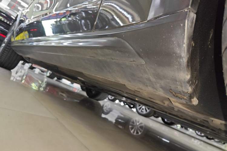 Used Volvo V90 2021 Cross Country B5 AWD Smart Range Edition Right Side Sill