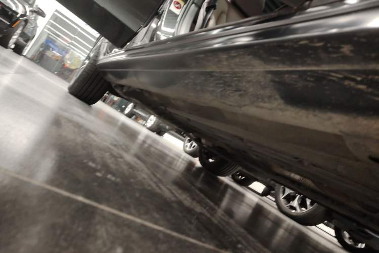 Used Volvo V90 2021 Cross Country B5 AWD Smart Range Edition Right Side Sill