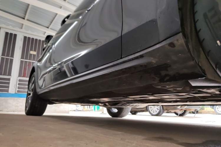 Used Volvo V90 2021 Cross Country B5 AWD Smart Range Edition Right Side Sill