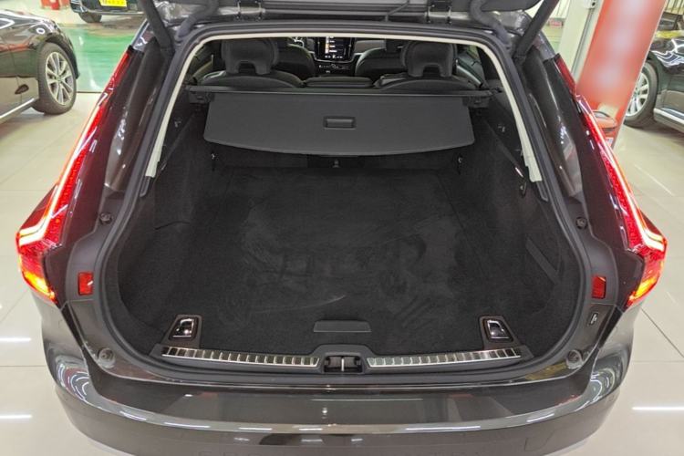 Used Volvo V90 2021 Cross Country B5 AWD Smart Range Edition Trunk