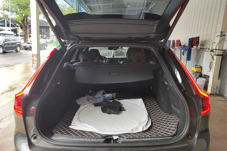 Used Volvo V90 2021 Cross Country B5 AWD Smart Range Edition Trunk