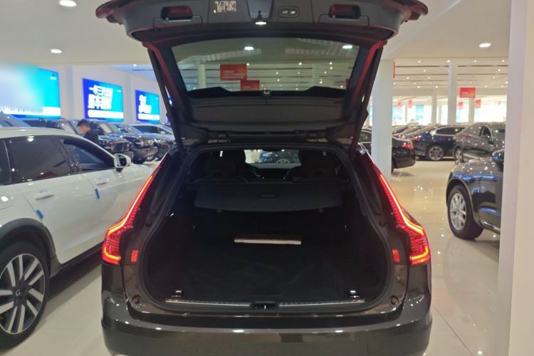 Used Volvo V90 2021 Cross Country B5 AWD Smart Range Edition Trunk