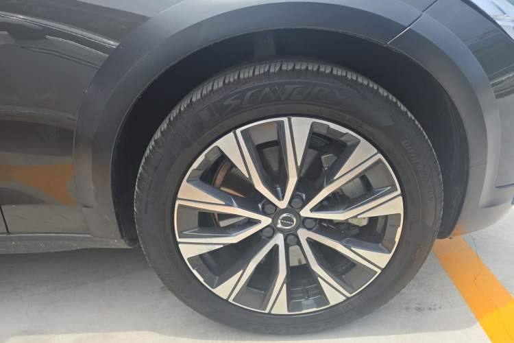 Used Volvo V90 2021 Cross Country B5 AWD Smart Range Edition Right Front Wheel Hub