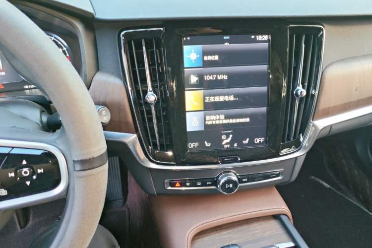 Used Volvo V90 2021 Cross Country B5 AWD Smart Range Edition Audio And AC Panel