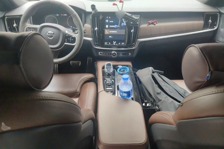 Used Volvo V90 2021 Cross Country B5 AWD Prestige Edition Center Console