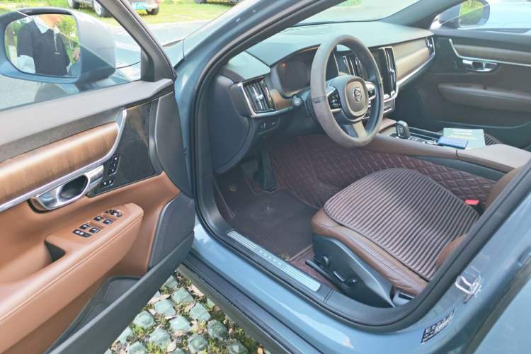 Used Volvo V90 2021 Cross Country B5 AWD Smart Range Edition Driver Seat