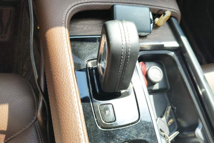 Used Volvo V90 2021 Cross Country B5 AWD Smart Range Edition Gear Lever