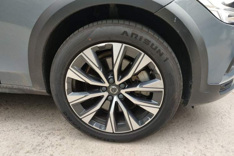 Used Volvo V90 2021 Cross Country B5 AWD Smart Range Edition Right Front Wheel Hub