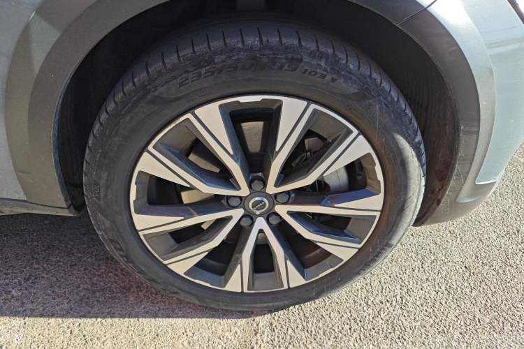 Used Volvo V90 2021 Cross Country B5 AWD Smart Range Edition Right Front Wheel Hub