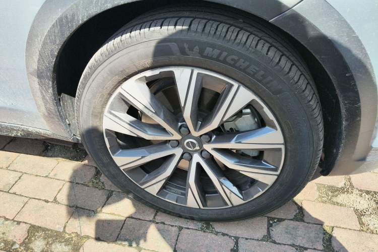 Used Volvo V90 2021 Cross Country B5 AWD Smart Range Edition Right Front Wheel Hub