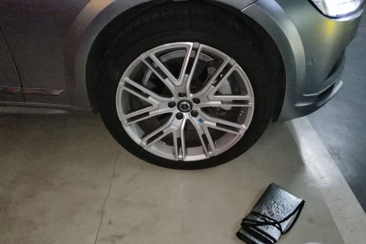 Used Volvo V90 2021 Cross Country B5 AWD Prestige Edition Right Front Wheel Hub