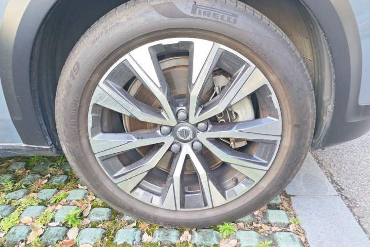 Used Volvo V90 2021 Cross Country B5 AWD Smart Range Edition Right Front Wheel Hub