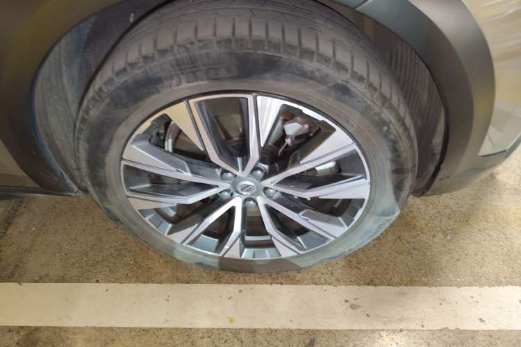 Used Volvo V90 2021 Cross Country B5 AWD Smart Range Edition Right Front Wheel Hub