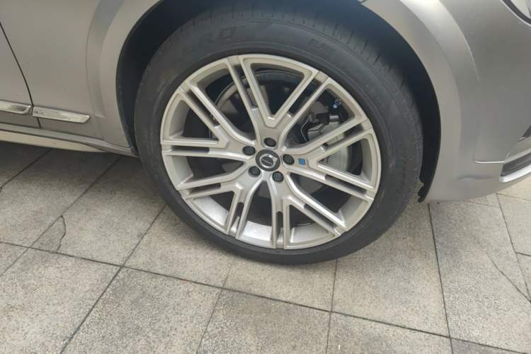 Used Volvo V90 2021 Cross Country B5 AWD Prestige Edition Right Front Wheel Hub