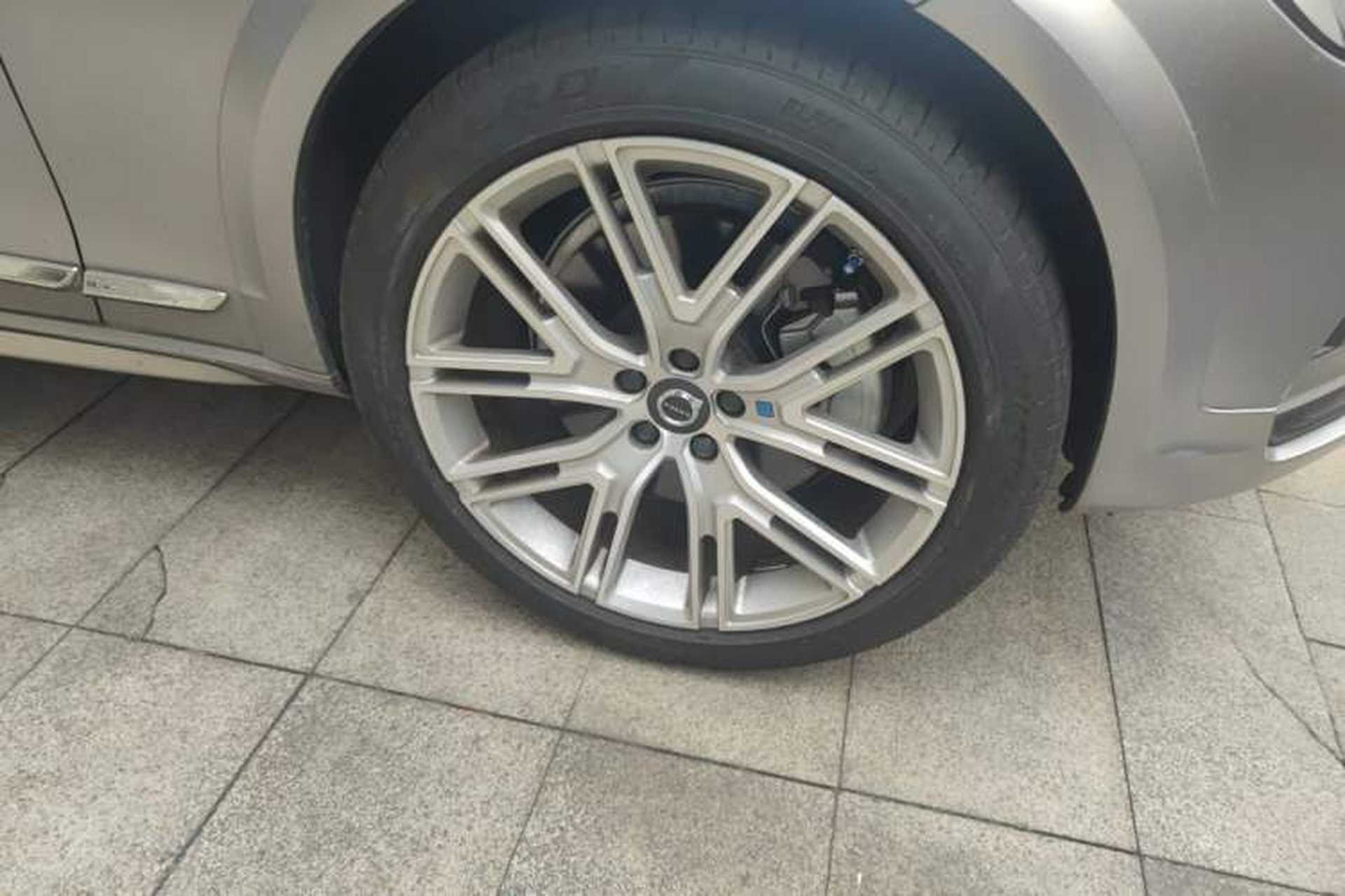 Used Volvo V90 2021 Cross Country B5 AWD Prestige Edition Right Front Wheel Hub