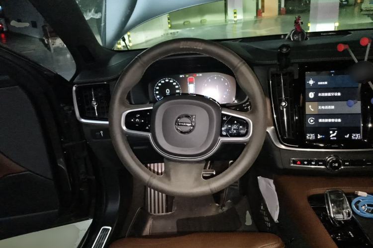 Used Volvo V90 2021 Cross Country B5 AWD Prestige Edition Steering Wheel