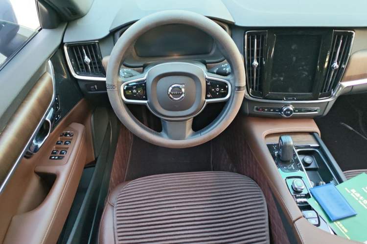 Used Volvo V90 2021 Cross Country B5 AWD Smart Range Edition Steering Wheel