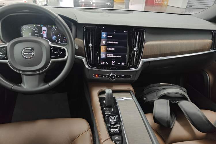 Used Volvo V90 2021 Cross Country B5 AWD Smart Range Edition Audio And AC Panel