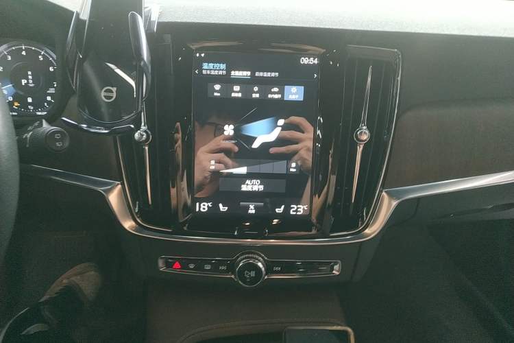 Used Volvo V90 2021 Cross Country B5 AWD Smart Range Edition Audio And AC Panel