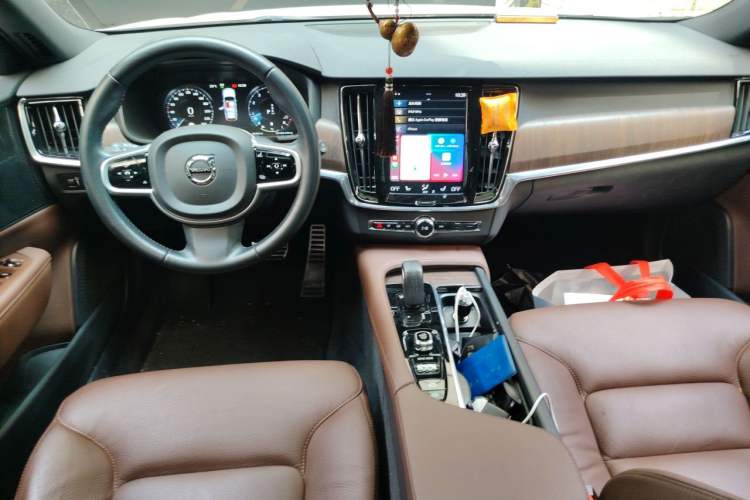 Used Volvo V90 2021 Cross Country B5 AWD Smart Range Edition Center Console