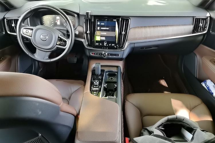 Used Volvo V90 2021 Cross Country B5 AWD Smart Range Edition Center Console