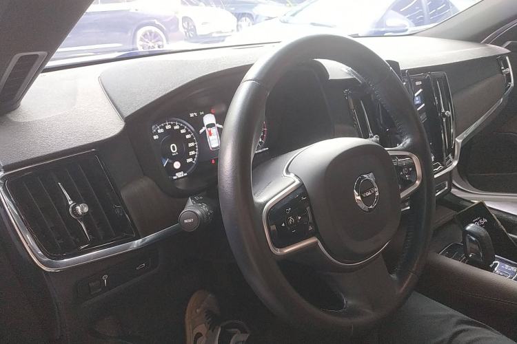 Used Volvo V90 2021 Cross Country B5 AWD Smart Range Edition Center Console