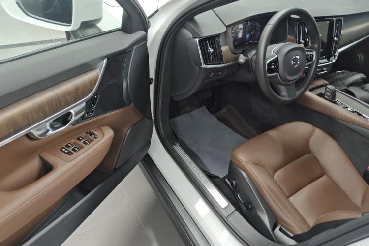 Used Volvo V90 2021 Cross Country B5 AWD Smart Range Edition Driver Seat