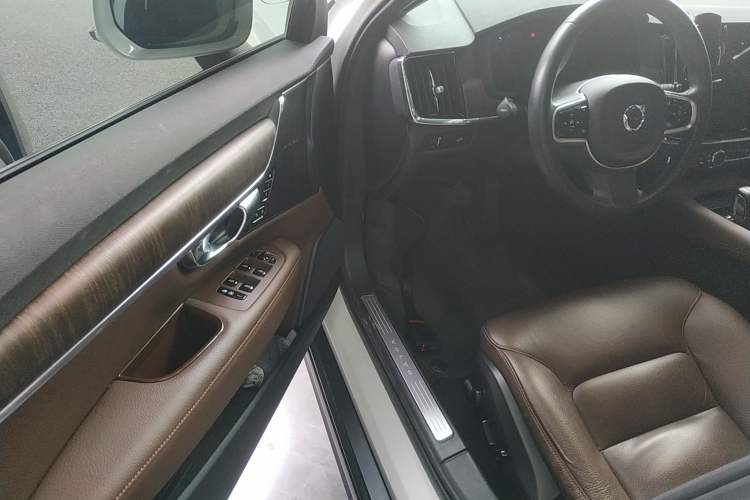 Used Volvo V90 2021 Cross Country B5 AWD Smart Range Edition Driver Seat