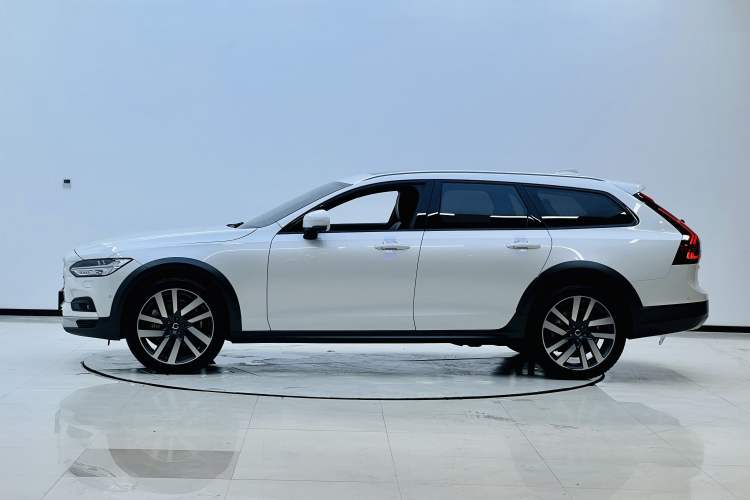 Used Volvo V90 2021 Cross Country B5 AWD Prestige Edition Exterior 2