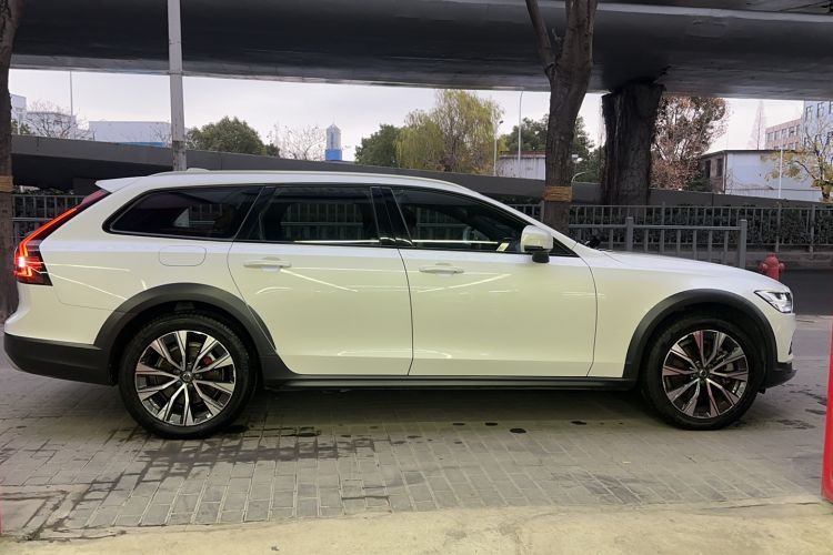 Used Volvo V90 2021 Cross Country B5 AWD Smart Range Edition Exterior 2