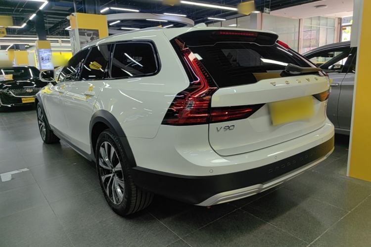 Used Volvo V90 2021 Cross Country B5 AWD Smart Range Edition Exterior 2