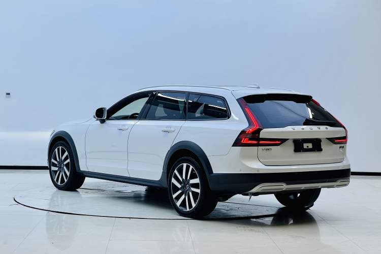 Used Volvo V90 2021 Cross Country B5 AWD Prestige Edition Exterior 3