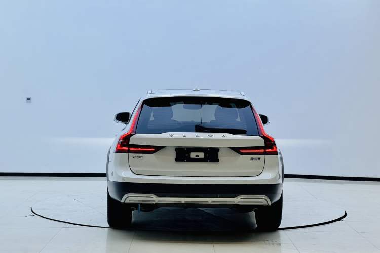 Used Volvo V90 2021 Cross Country B5 AWD Prestige Edition Exterior 4