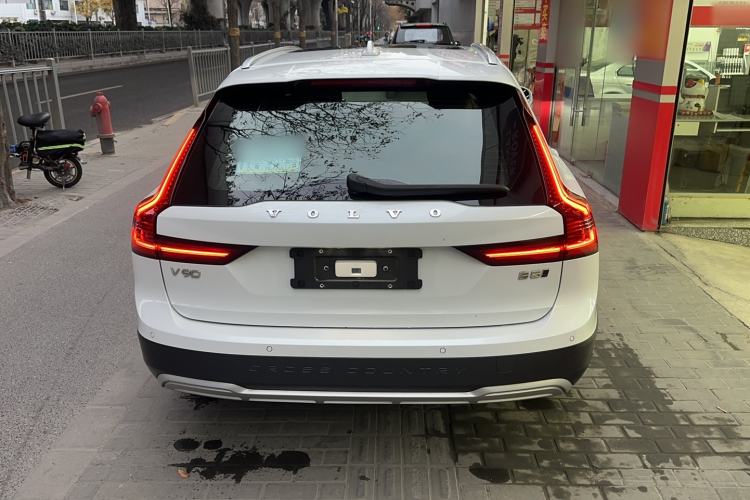 Used Volvo V90 2021 Cross Country B5 AWD Smart Range Edition Exterior 4