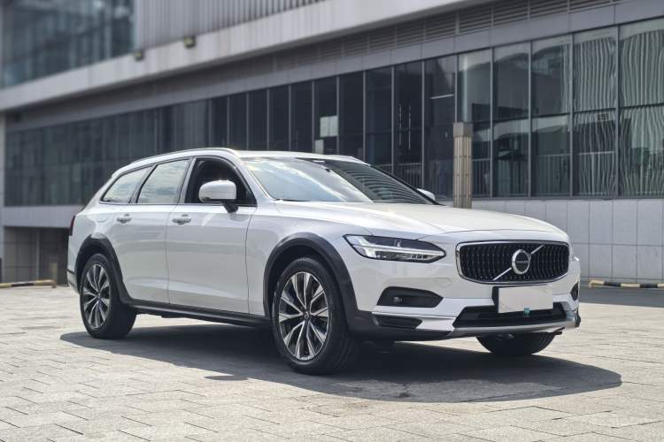 Used Volvo V90 2021 Cross Country B5 AWD Smart Range Edition Exterior 4