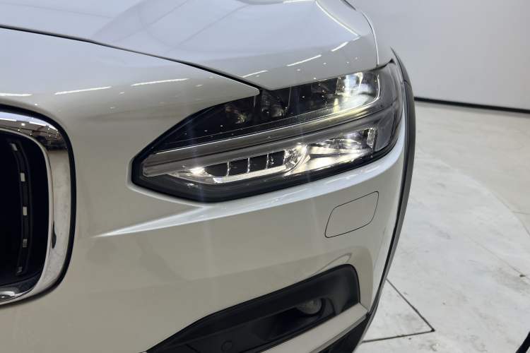 Used Volvo V90 2021 Cross Country B5 AWD Prestige Edition Exterior 5