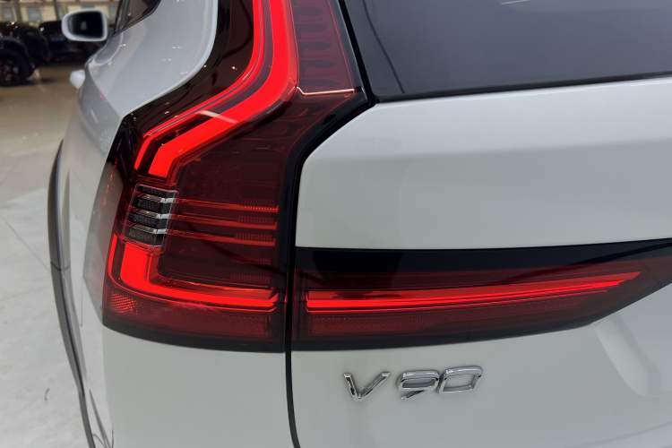 Used Volvo V90 2021 Cross Country B5 AWD Prestige Edition Exterior 6