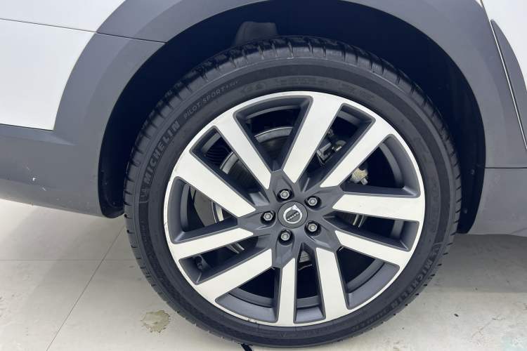 Used Volvo V90 2021 Cross Country B5 AWD Prestige Edition Exterior 7