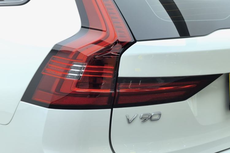 Used Volvo V90 2021 Cross Country B5 AWD Smart Range Edition Exterior 9
