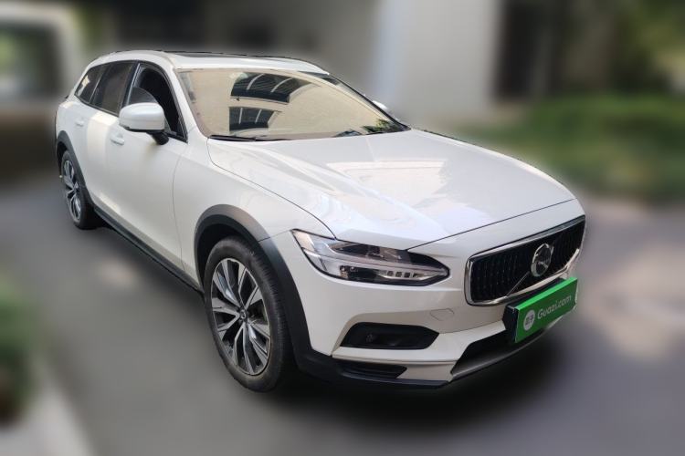 Used Volvo V90 2021 Cross Country B5 AWD Smart Range Edition Front Right 45 Deg