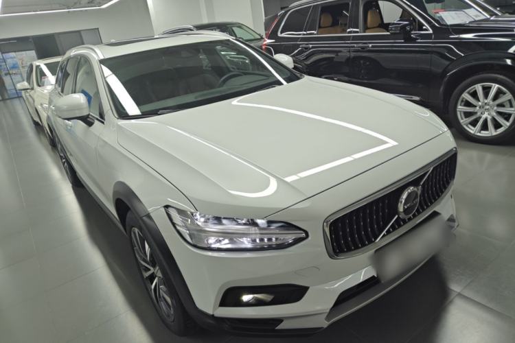 Used Volvo V90 2021 Cross Country B5 AWD Smart Range Edition Front Right 45 Deg