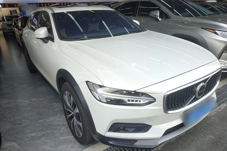 Used Volvo V90 2021 Cross Country B5 AWD Smart Range Edition Front Right 45 Deg