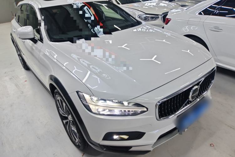 Used Volvo V90 2021 Cross Country B5 AWD Smart Range Edition Front Right 45 Deg