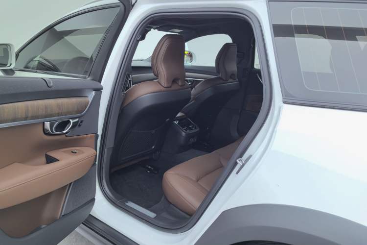 Used Volvo V90 2021 Cross Country B5 AWD Smart Range Edition Interior 11