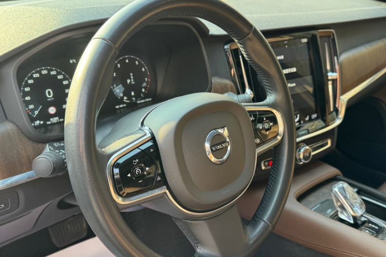 Used Volvo V90 2021 Cross Country B5 AWD Smart Range Edition Interior 13